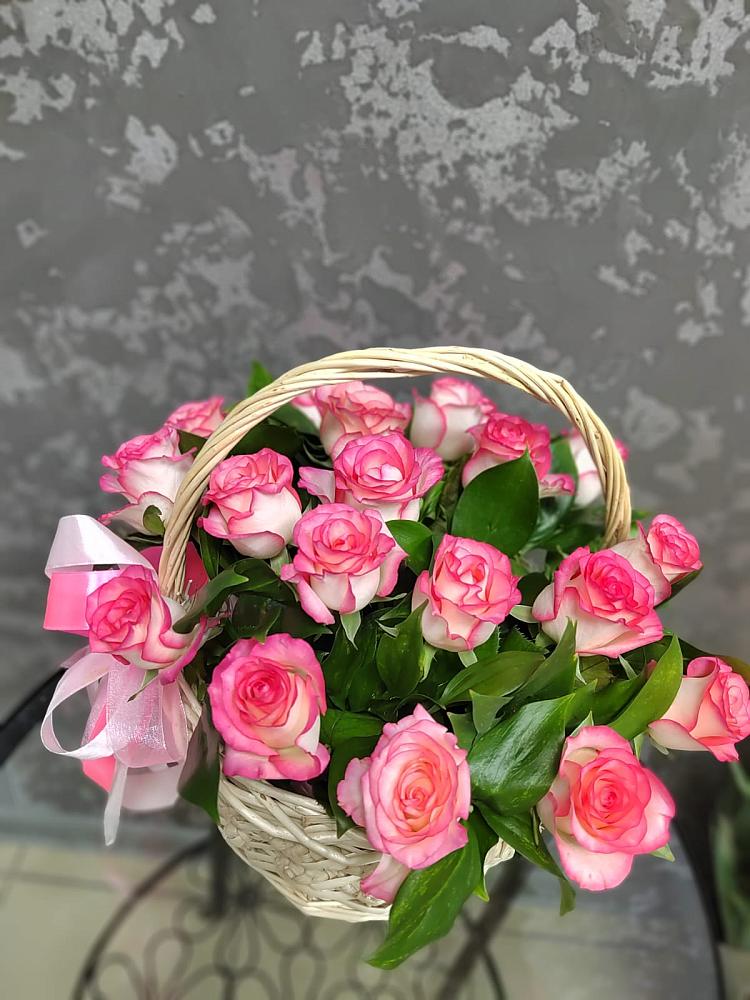 Цветочная композиция из Розы в корзине в Ишне