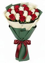 Букет Микс из красных и белых роз в Ишне