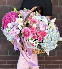 Композиция солнечный день в Ишне Цветочная композиция из Розы, Хризантемы, Пионы и Лизиантусы в корзине в Ишне
