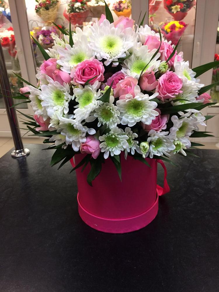 Цветочная композиция из Розы и Хризантемы в шляпной коробке в Ишне