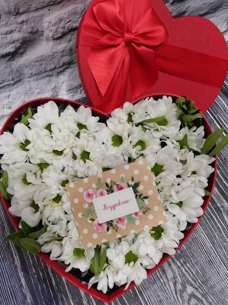 Цветочная композиция из Хризантемы в виде сердца в Ишне